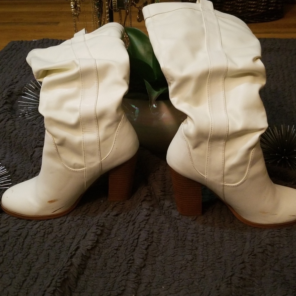 Off white high heels boots in reg box